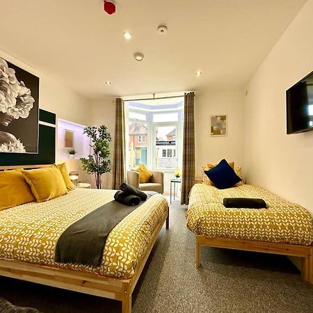 Massive New 8 Bedroom House Sleeps Up To 21 - Accepts Groups - Great Location - Free Parking - Fast Wifi - Smart Tvs - Sleeps Up To 21 People - Close To Bournemouth & Poole Town Centre & Sandbanks מראה חיצוני תמונה