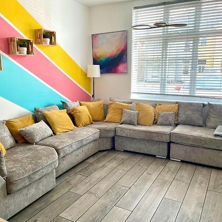 Massive New 8 Bedroom House Sleeps Up To 21 - Accepts Groups - Great Location - Free Parking - Fast Wifi - Smart Tvs - Sleeps Up To 21 People - Close To Bournemouth & Poole Town Centre & Sandbanks מראה חיצוני תמונה