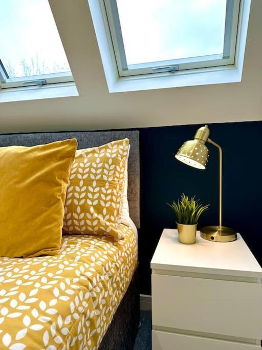 Massive New 8 Bedroom House Sleeps Up To 21 - Accepts Groups - Great Location - Free Parking - Fast Wifi - Smart Tvs - Sleeps Up To 21 People - Close To Bournemouth & Poole Town Centre & Sandbanks מראה חיצוני תמונה