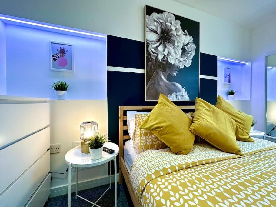 Massive New 8 Bedroom House Sleeps Up To 21 - Accepts Groups - Great Location - Free Parking - Fast Wifi - Smart Tvs - Sleeps Up To 21 People - Close To Bournemouth & Poole Town Centre & Sandbanks מראה חיצוני תמונה