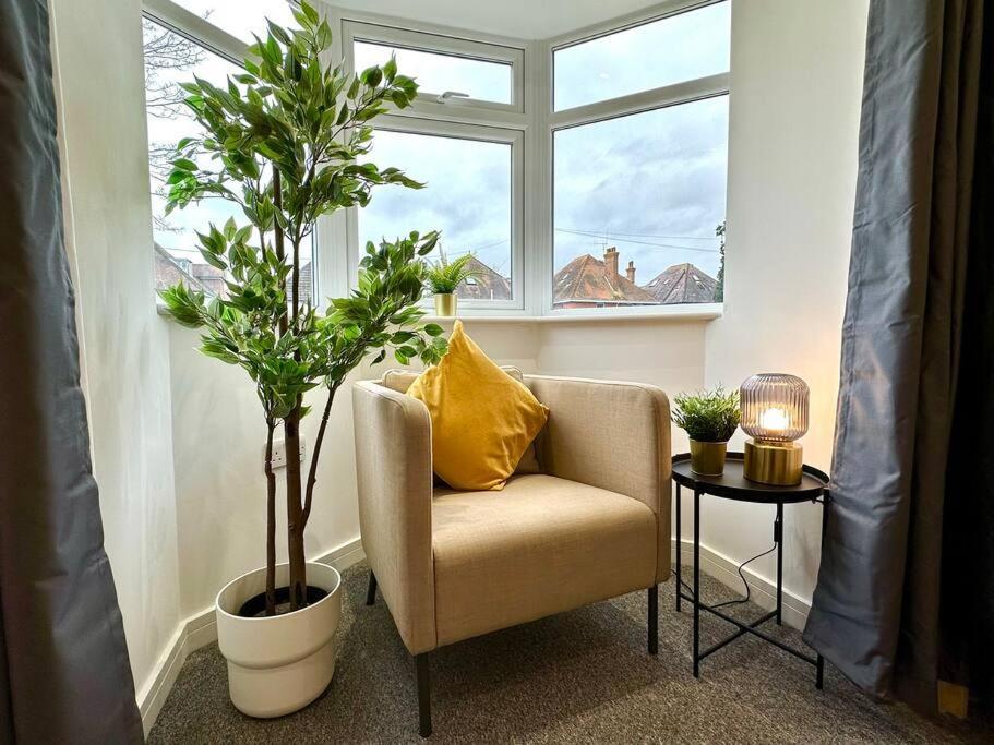 Massive New 8 Bedroom House Sleeps Up To 21 - Accepts Groups - Great Location - Free Parking - Fast Wifi - Smart Tvs - Sleeps Up To 21 People - Close To Bournemouth & Poole Town Centre & Sandbanks מראה חיצוני תמונה