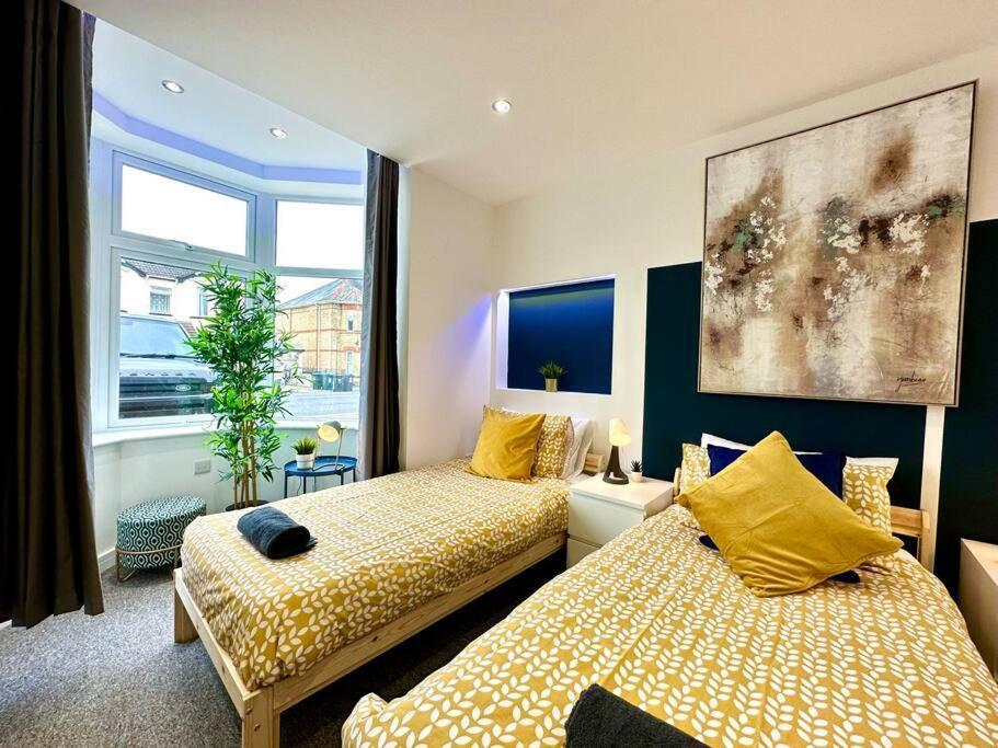 Massive New 8 Bedroom House Sleeps Up To 21 - Accepts Groups - Great Location - Free Parking - Fast Wifi - Smart Tvs - Sleeps Up To 21 People - Close To Bournemouth & Poole Town Centre & Sandbanks מראה חיצוני תמונה