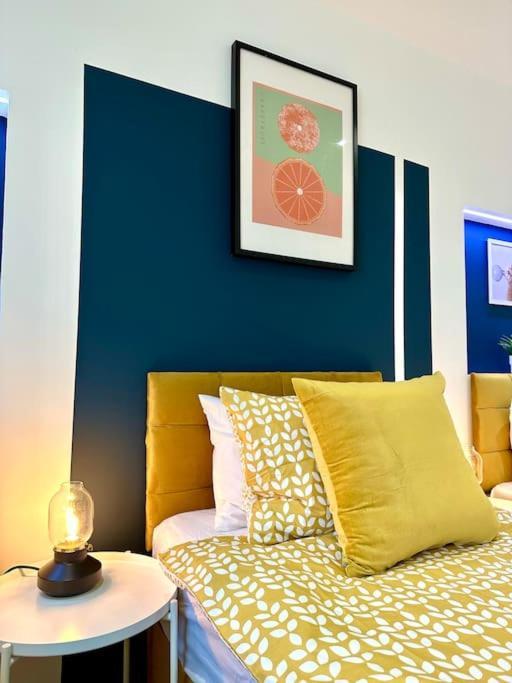 Massive New 8 Bedroom House Sleeps Up To 21 - Accepts Groups - Great Location - Free Parking - Fast Wifi - Smart Tvs - Sleeps Up To 21 People - Close To Bournemouth & Poole Town Centre & Sandbanks מראה חיצוני תמונה