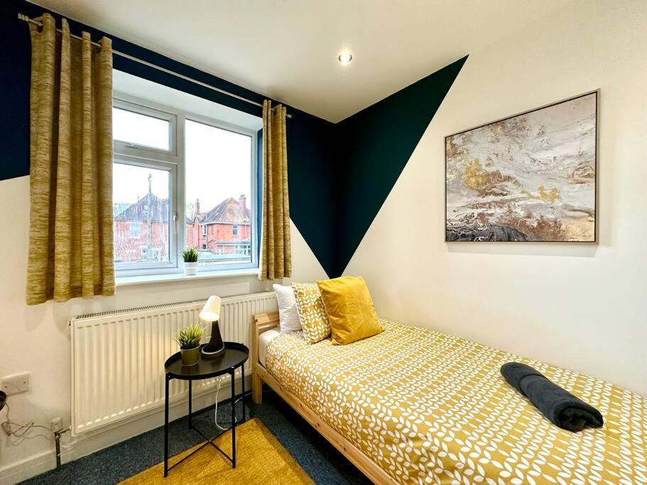Massive New 8 Bedroom House Sleeps Up To 21 - Accepts Groups - Great Location - Free Parking - Fast Wifi - Smart Tvs - Sleeps Up To 21 People - Close To Bournemouth & Poole Town Centre & Sandbanks מראה חיצוני תמונה