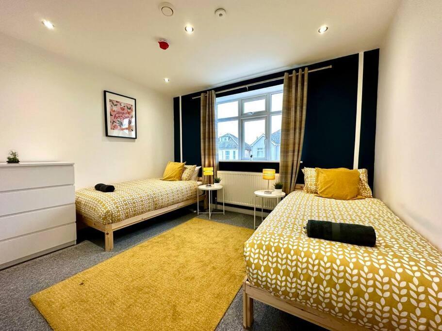 Massive New 8 Bedroom House Sleeps Up To 21 - Accepts Groups - Great Location - Free Parking - Fast Wifi - Smart Tvs - Sleeps Up To 21 People - Close To Bournemouth & Poole Town Centre & Sandbanks מראה חיצוני תמונה
