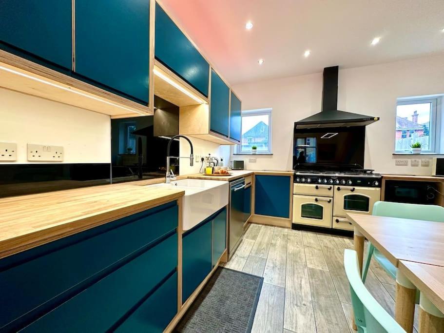 Massive New 8 Bedroom House Sleeps Up To 21 - Accepts Groups - Great Location - Free Parking - Fast Wifi - Smart Tvs - Sleeps Up To 21 People - Close To Bournemouth & Poole Town Centre & Sandbanks מראה חיצוני תמונה