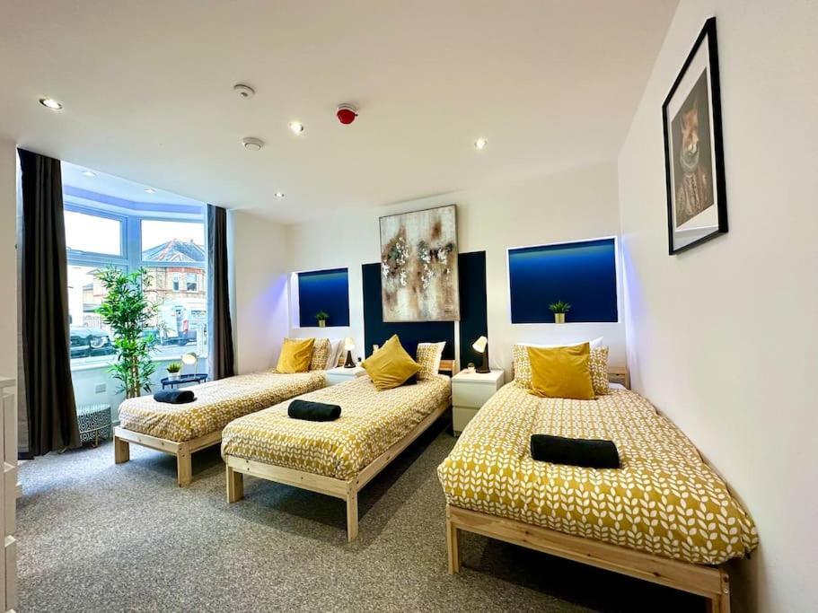 Massive New 8 Bedroom House Sleeps Up To 21 - Accepts Groups - Great Location - Free Parking - Fast Wifi - Smart Tvs - Sleeps Up To 21 People - Close To Bournemouth & Poole Town Centre & Sandbanks מראה חיצוני תמונה