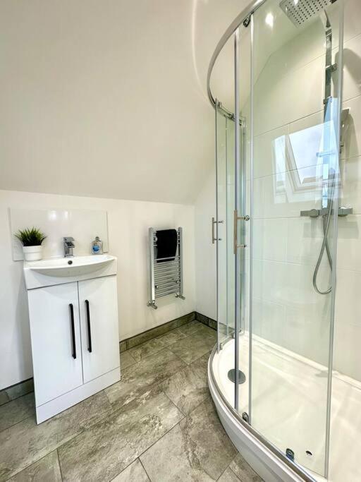 Massive New 8 Bedroom House Sleeps Up To 21 - Accepts Groups - Great Location - Free Parking - Fast Wifi - Smart Tvs - Sleeps Up To 21 People - Close To Bournemouth & Poole Town Centre & Sandbanks מראה חיצוני תמונה