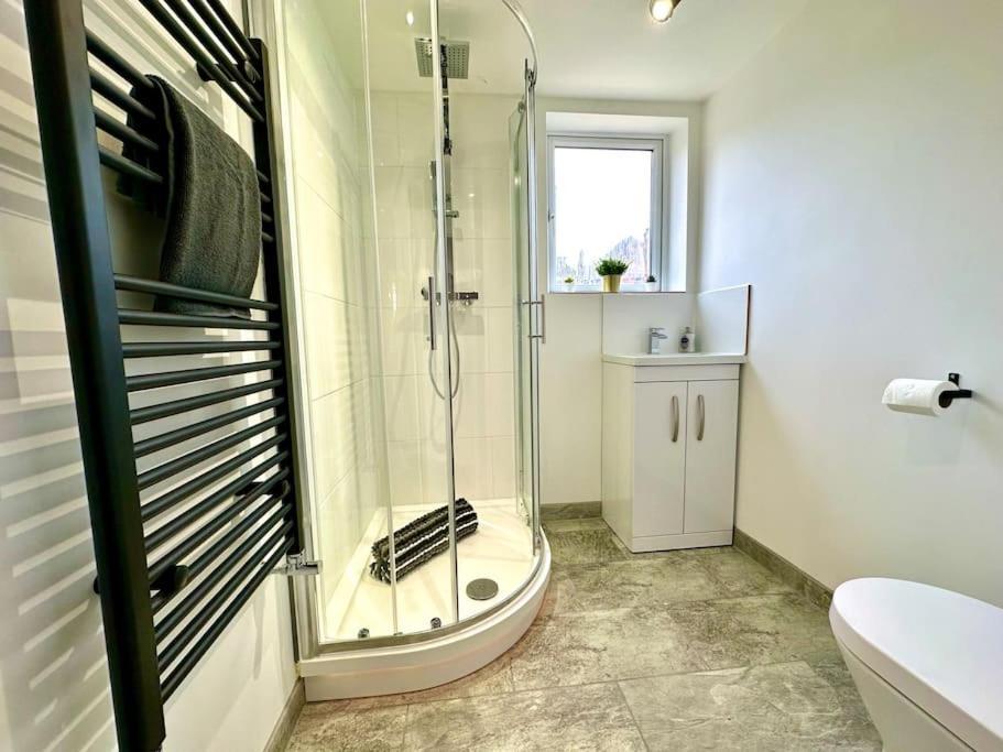 Massive New 8 Bedroom House Sleeps Up To 21 - Accepts Groups - Great Location - Free Parking - Fast Wifi - Smart Tvs - Sleeps Up To 21 People - Close To Bournemouth & Poole Town Centre & Sandbanks מראה חיצוני תמונה