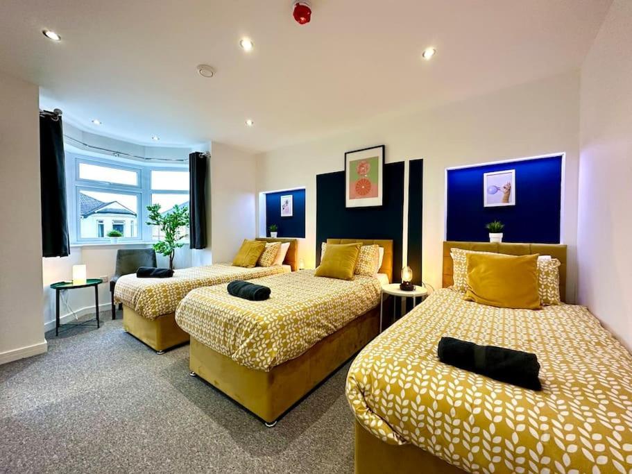 Massive New 8 Bedroom House Sleeps Up To 21 - Accepts Groups - Great Location - Free Parking - Fast Wifi - Smart Tvs - Sleeps Up To 21 People - Close To Bournemouth & Poole Town Centre & Sandbanks מראה חיצוני תמונה