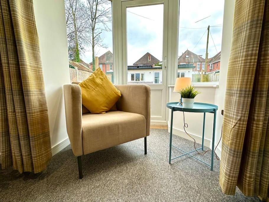 Massive New 8 Bedroom House Sleeps Up To 21 - Accepts Groups - Great Location - Free Parking - Fast Wifi - Smart Tvs - Sleeps Up To 21 People - Close To Bournemouth & Poole Town Centre & Sandbanks מראה חיצוני תמונה