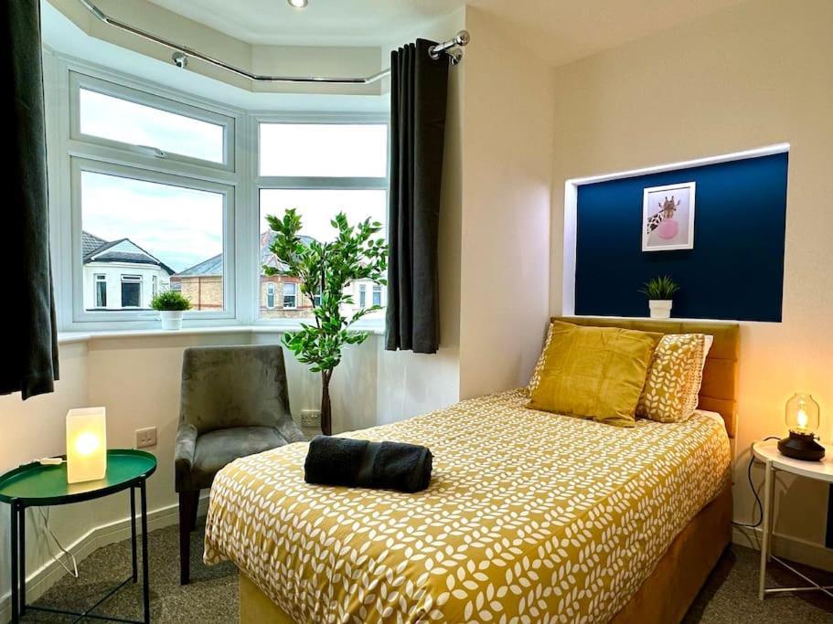 Massive New 8 Bedroom House Sleeps Up To 21 - Accepts Groups - Great Location - Free Parking - Fast Wifi - Smart Tvs - Sleeps Up To 21 People - Close To Bournemouth & Poole Town Centre & Sandbanks מראה חיצוני תמונה