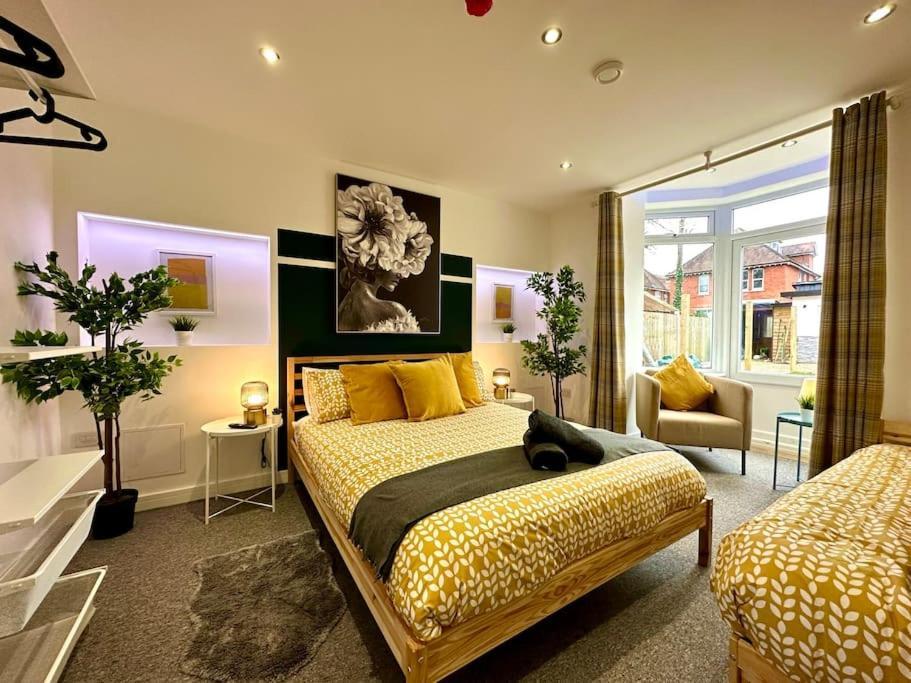 Massive New 8 Bedroom House Sleeps Up To 21 - Accepts Groups - Great Location - Free Parking - Fast Wifi - Smart Tvs - Sleeps Up To 21 People - Close To Bournemouth & Poole Town Centre & Sandbanks מראה חיצוני תמונה