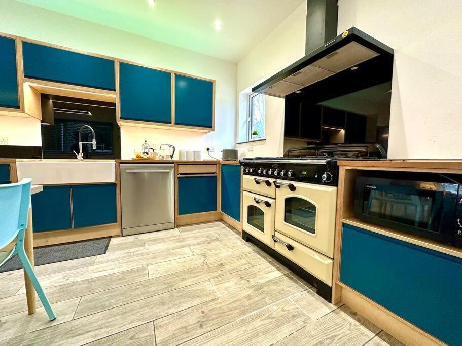 Massive New 8 Bedroom House Sleeps Up To 21 - Accepts Groups - Great Location - Free Parking - Fast Wifi - Smart Tvs - Sleeps Up To 21 People - Close To Bournemouth & Poole Town Centre & Sandbanks מראה חיצוני תמונה