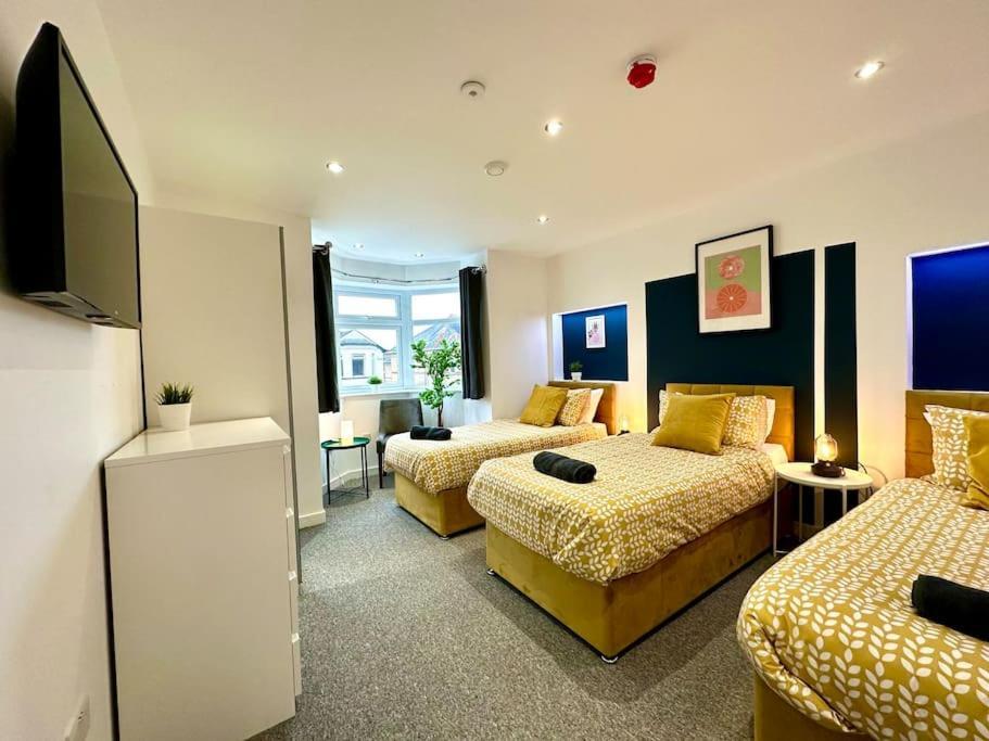 Massive New 8 Bedroom House Sleeps Up To 21 - Accepts Groups - Great Location - Free Parking - Fast Wifi - Smart Tvs - Sleeps Up To 21 People - Close To Bournemouth & Poole Town Centre & Sandbanks מראה חיצוני תמונה