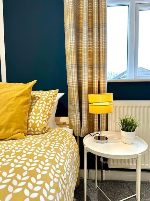 Massive New 8 Bedroom House Sleeps Up To 21 - Accepts Groups - Great Location - Free Parking - Fast Wifi - Smart Tvs - Sleeps Up To 21 People - Close To Bournemouth & Poole Town Centre & Sandbanks מראה חיצוני תמונה