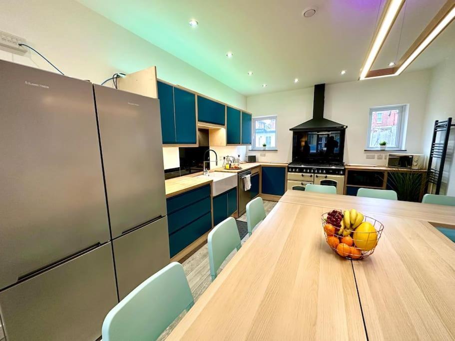 Massive New 8 Bedroom House Sleeps Up To 21 - Accepts Groups - Great Location - Free Parking - Fast Wifi - Smart Tvs - Sleeps Up To 21 People - Close To Bournemouth & Poole Town Centre & Sandbanks מראה חיצוני תמונה