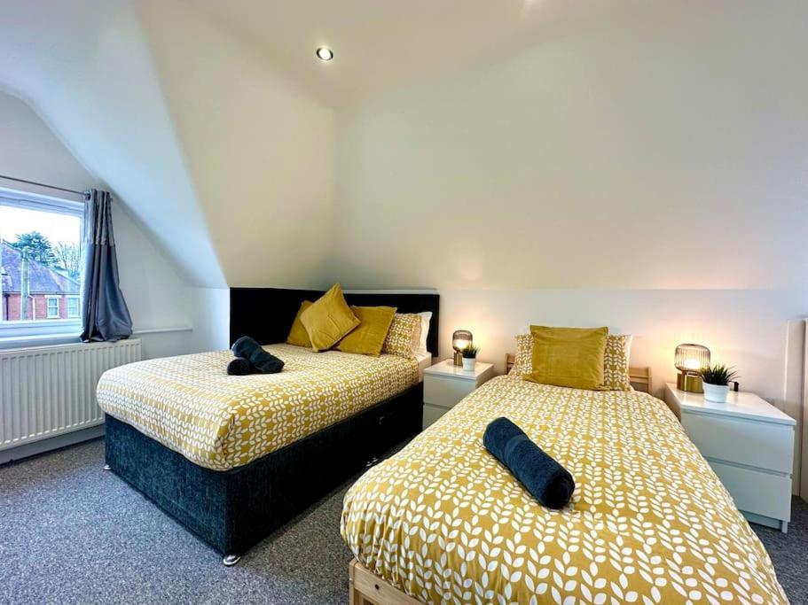 Massive New 8 Bedroom House Sleeps Up To 21 - Accepts Groups - Great Location - Free Parking - Fast Wifi - Smart Tvs - Sleeps Up To 21 People - Close To Bournemouth & Poole Town Centre & Sandbanks מראה חיצוני תמונה