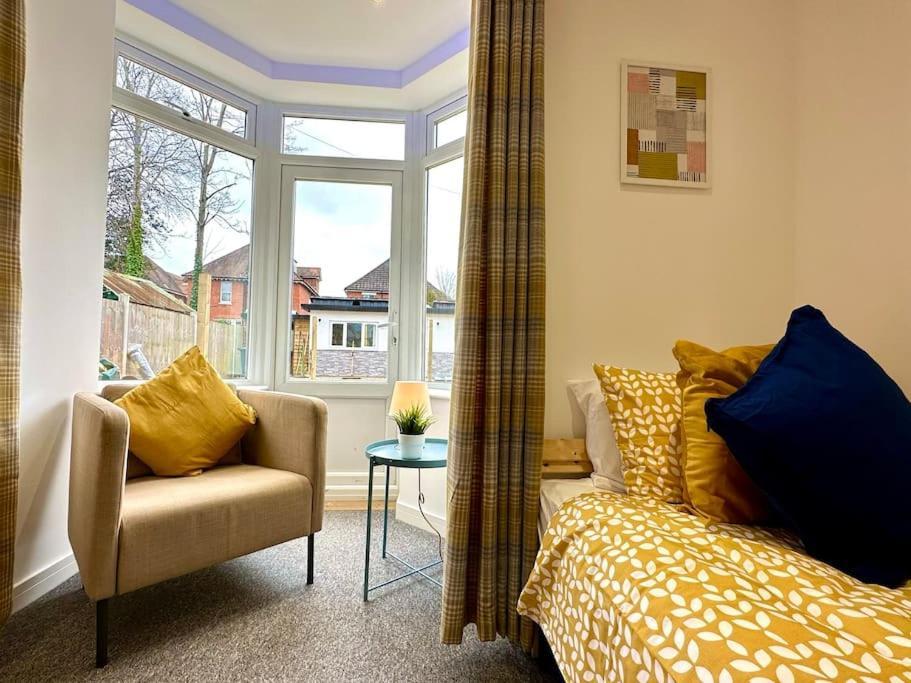 Massive New 8 Bedroom House Sleeps Up To 21 - Accepts Groups - Great Location - Free Parking - Fast Wifi - Smart Tvs - Sleeps Up To 21 People - Close To Bournemouth & Poole Town Centre & Sandbanks מראה חיצוני תמונה