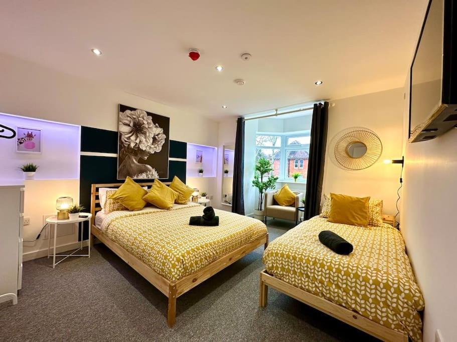 Massive New 8 Bedroom House Sleeps Up To 21 - Accepts Groups - Great Location - Free Parking - Fast Wifi - Smart Tvs - Sleeps Up To 21 People - Close To Bournemouth & Poole Town Centre & Sandbanks מראה חיצוני תמונה