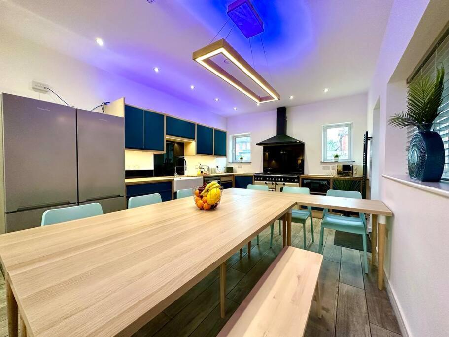 Massive New 8 Bedroom House Sleeps Up To 21 - Accepts Groups - Great Location - Free Parking - Fast Wifi - Smart Tvs - Sleeps Up To 21 People - Close To Bournemouth & Poole Town Centre & Sandbanks מראה חיצוני תמונה