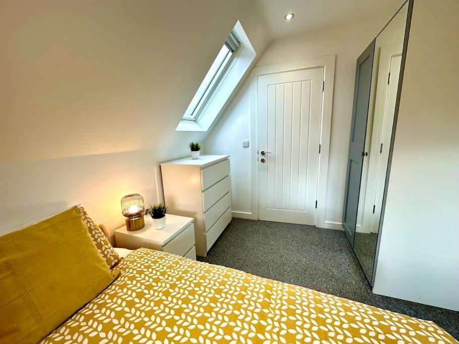 Massive New 8 Bedroom House Sleeps Up To 21 - Accepts Groups - Great Location - Free Parking - Fast Wifi - Smart Tvs - Sleeps Up To 21 People - Close To Bournemouth & Poole Town Centre & Sandbanks מראה חיצוני תמונה