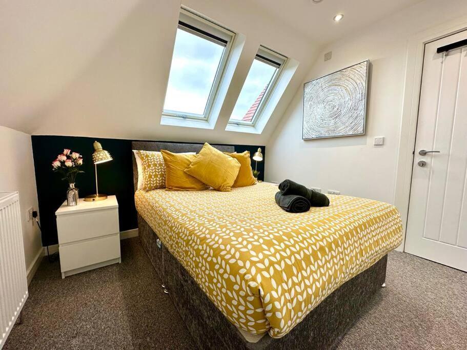 Massive New 8 Bedroom House Sleeps Up To 21 - Accepts Groups - Great Location - Free Parking - Fast Wifi - Smart Tvs - Sleeps Up To 21 People - Close To Bournemouth & Poole Town Centre & Sandbanks מראה חיצוני תמונה