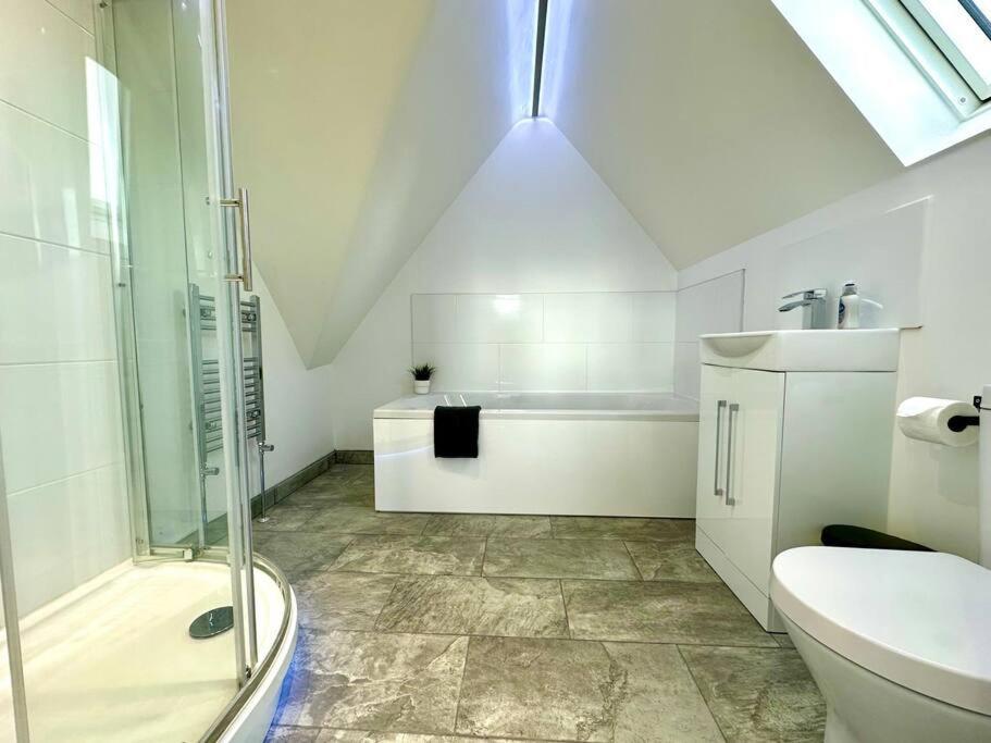 Massive New 8 Bedroom House Sleeps Up To 21 - Accepts Groups - Great Location - Free Parking - Fast Wifi - Smart Tvs - Sleeps Up To 21 People - Close To Bournemouth & Poole Town Centre & Sandbanks מראה חיצוני תמונה