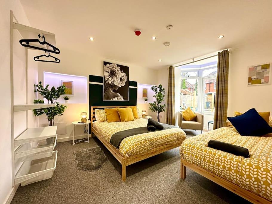 Massive New 8 Bedroom House Sleeps Up To 21 - Accepts Groups - Great Location - Free Parking - Fast Wifi - Smart Tvs - Sleeps Up To 21 People - Close To Bournemouth & Poole Town Centre & Sandbanks מראה חיצוני תמונה