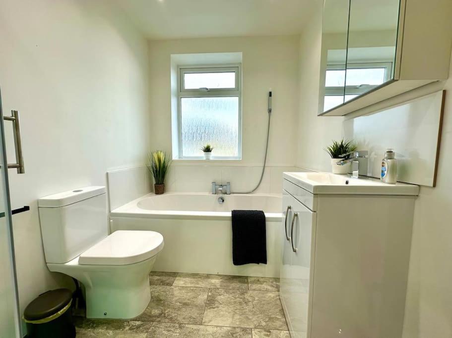 Massive New 8 Bedroom House Sleeps Up To 21 - Accepts Groups - Great Location - Free Parking - Fast Wifi - Smart Tvs - Sleeps Up To 21 People - Close To Bournemouth & Poole Town Centre & Sandbanks מראה חיצוני תמונה