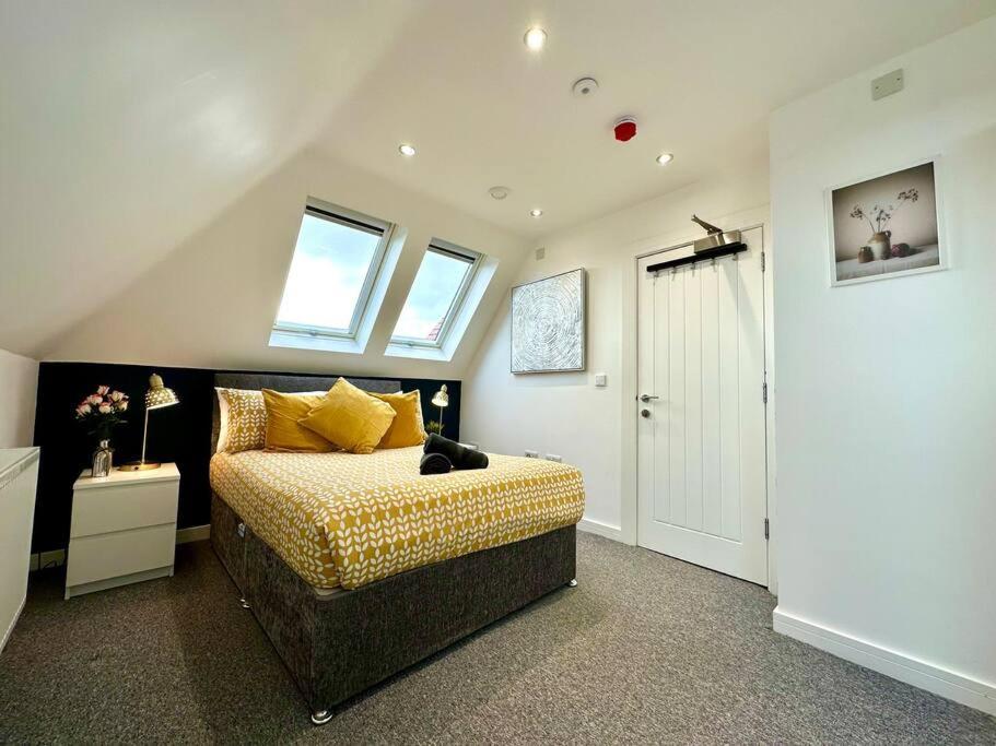 Massive New 8 Bedroom House Sleeps Up To 21 - Accepts Groups - Great Location - Free Parking - Fast Wifi - Smart Tvs - Sleeps Up To 21 People - Close To Bournemouth & Poole Town Centre & Sandbanks מראה חיצוני תמונה
