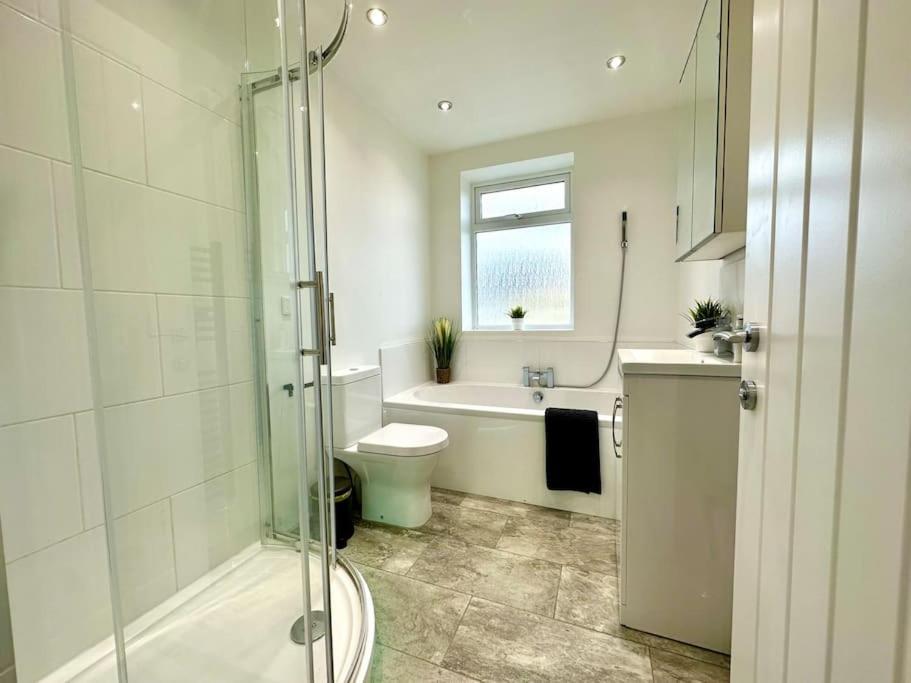 Massive New 8 Bedroom House Sleeps Up To 21 - Accepts Groups - Great Location - Free Parking - Fast Wifi - Smart Tvs - Sleeps Up To 21 People - Close To Bournemouth & Poole Town Centre & Sandbanks מראה חיצוני תמונה