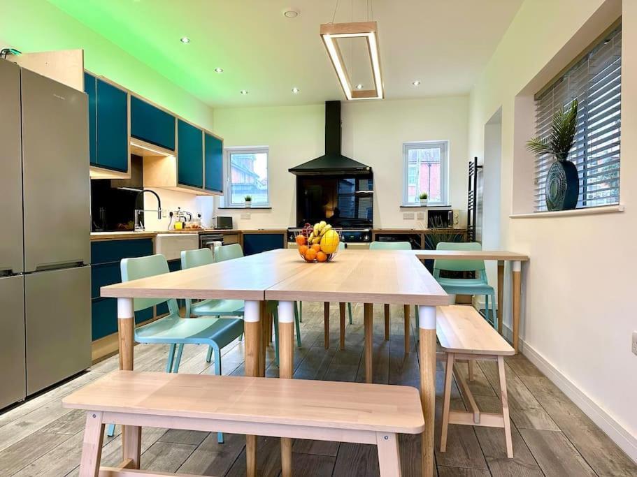 Massive New 8 Bedroom House Sleeps Up To 21 - Accepts Groups - Great Location - Free Parking - Fast Wifi - Smart Tvs - Sleeps Up To 21 People - Close To Bournemouth & Poole Town Centre & Sandbanks מראה חיצוני תמונה