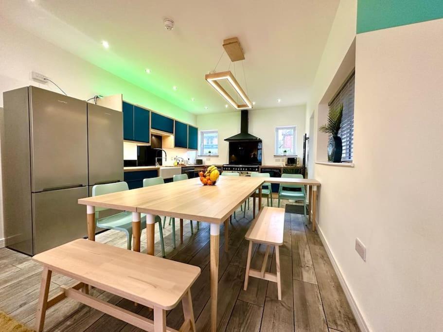 Massive New 8 Bedroom House Sleeps Up To 21 - Accepts Groups - Great Location - Free Parking - Fast Wifi - Smart Tvs - Sleeps Up To 21 People - Close To Bournemouth & Poole Town Centre & Sandbanks מראה חיצוני תמונה