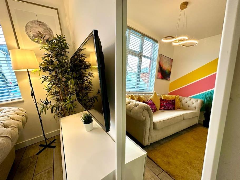 Massive New 8 Bedroom House Sleeps Up To 21 - Accepts Groups - Great Location - Free Parking - Fast Wifi - Smart Tvs - Sleeps Up To 21 People - Close To Bournemouth & Poole Town Centre & Sandbanks מראה חיצוני תמונה