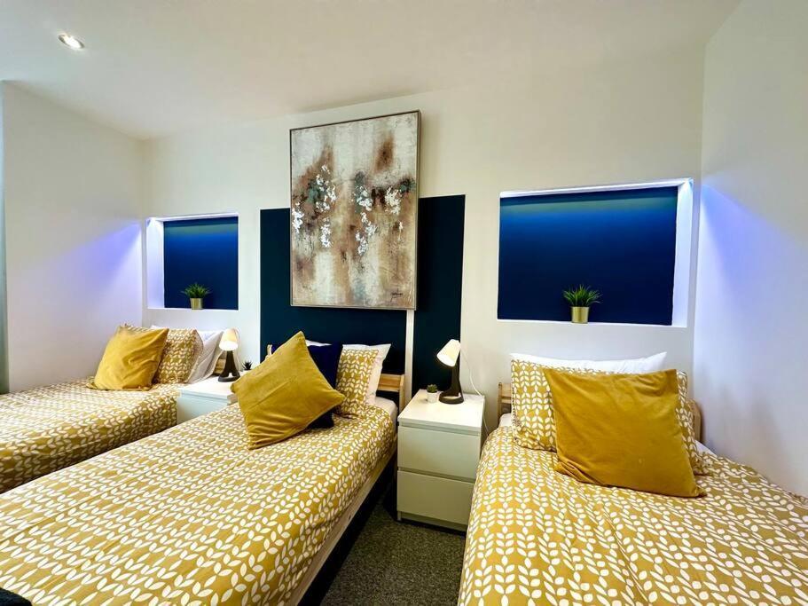 Massive New 8 Bedroom House Sleeps Up To 21 - Accepts Groups - Great Location - Free Parking - Fast Wifi - Smart Tvs - Sleeps Up To 21 People - Close To Bournemouth & Poole Town Centre & Sandbanks מראה חיצוני תמונה