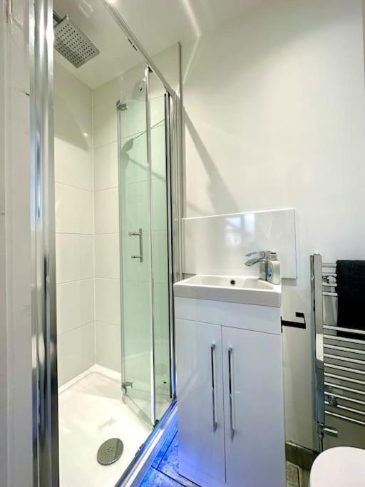 Massive New 8 Bedroom House Sleeps Up To 21 - Accepts Groups - Great Location - Free Parking - Fast Wifi - Smart Tvs - Sleeps Up To 21 People - Close To Bournemouth & Poole Town Centre & Sandbanks מראה חיצוני תמונה