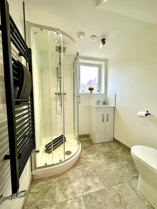 Massive New 8 Bedroom House Sleeps Up To 21 - Accepts Groups - Great Location - Free Parking - Fast Wifi - Smart Tvs - Sleeps Up To 21 People - Close To Bournemouth & Poole Town Centre & Sandbanks מראה חיצוני תמונה
