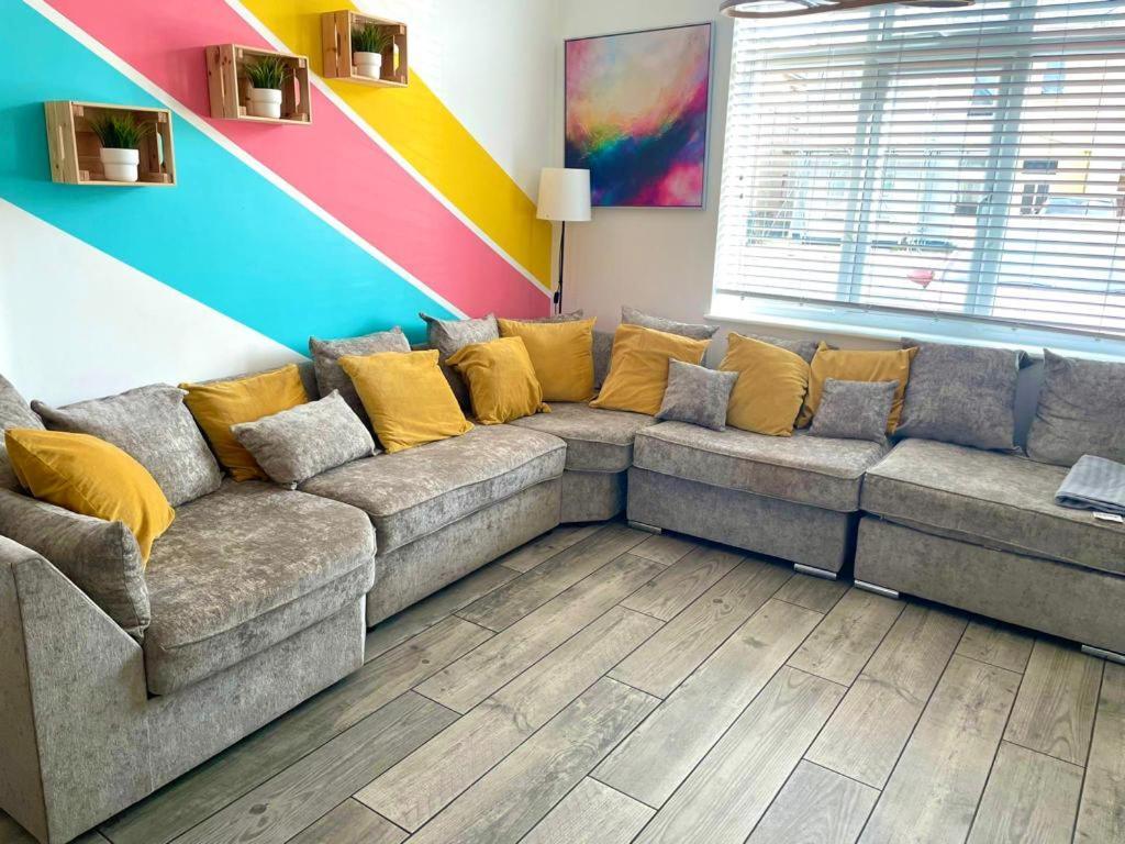 Massive New 8 Bedroom House Sleeps Up To 21 - Accepts Groups - Great Location - Free Parking - Fast Wifi - Smart Tvs - Sleeps Up To 21 People - Close To Bournemouth & Poole Town Centre & Sandbanks מראה חיצוני תמונה