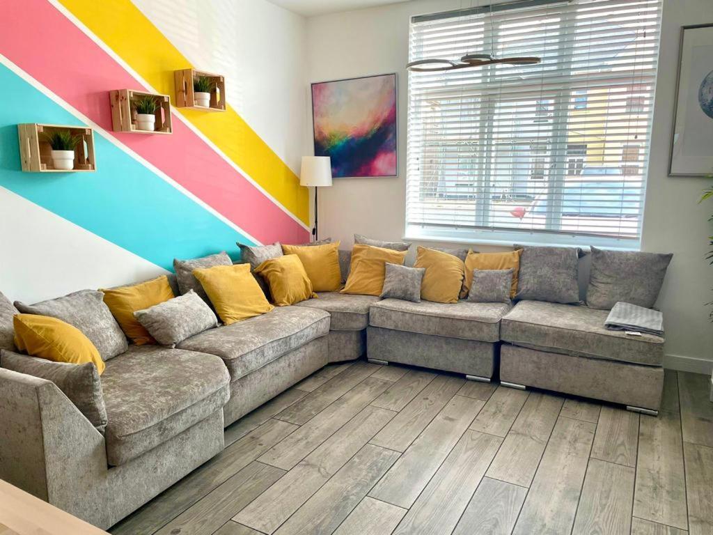 Massive New 8 Bedroom House Sleeps Up To 21 - Accepts Groups - Great Location - Free Parking - Fast Wifi - Smart Tvs - Sleeps Up To 21 People - Close To Bournemouth & Poole Town Centre & Sandbanks מראה חיצוני תמונה